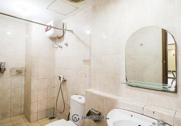 Bathroom 2BR Apartment with City View (Selatan) View at The Boutique At Kemayoran