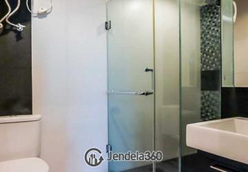 Bathroom High Floor 2BR Apartment with City View at Sahid Sudirman Residence