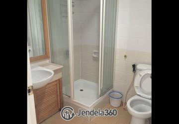 Bathroom Modern 3BR Apartment Middle Floor with City View at Batavia Apartment