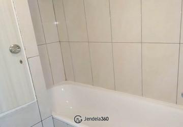 Bathroom 2BR Apartment with pool view View at Serpong Green View Apartment