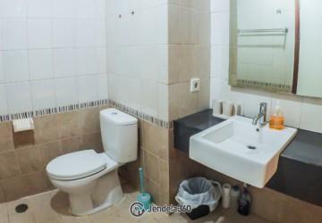 Bathroom Middle Floor 2BR Apartment with City View at Sahid Sudirman Residence