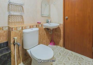 Bathroom Middle Floor 4BR Apartment with Pool View at Grand Palace Kemayoran