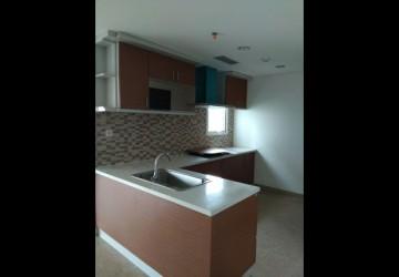 Kitchen 2BR Apartment with Golf and Pool View at Royale SpringHill Residence