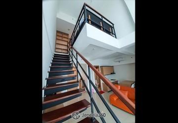 Living Room Low Floor 1BR Apartment with City View at Tree Park City