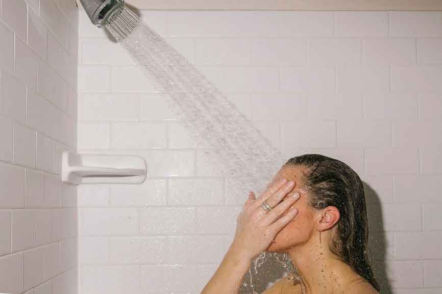 gunakan shower untuk mengemat air