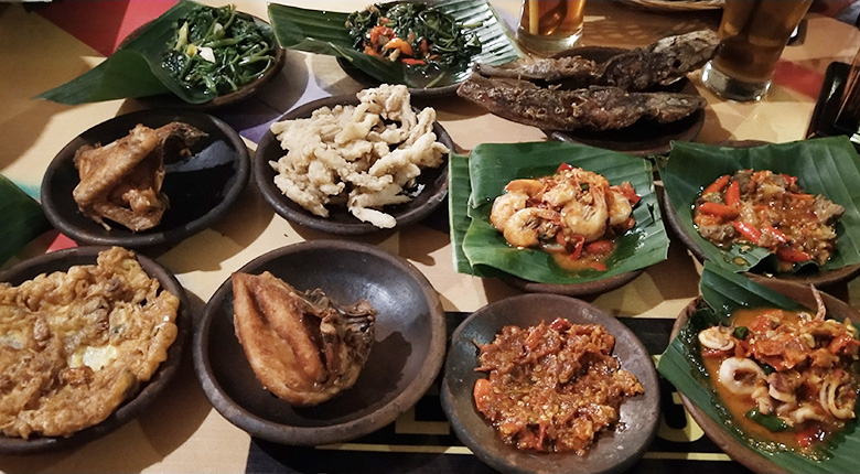 6 Tempat Makan Lesehan Di Jakarta Ini Punya Nuansa Tradisional