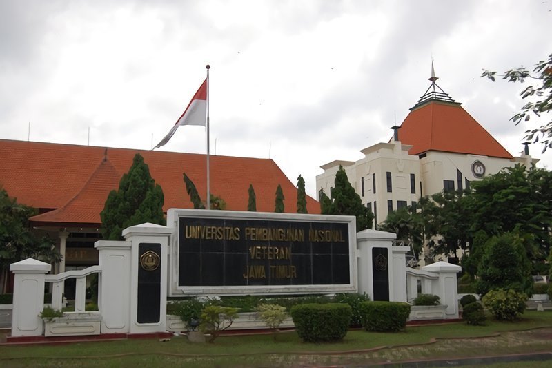 universitas di Surabaya