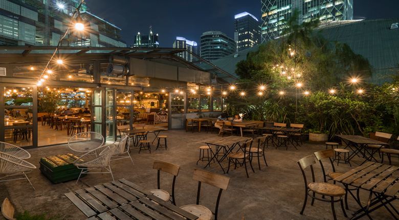 bar di jakarta selatan: Lucy In The Sky SCBD