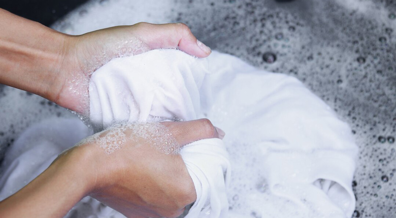 cara menghilangkan bintik hitam di baju