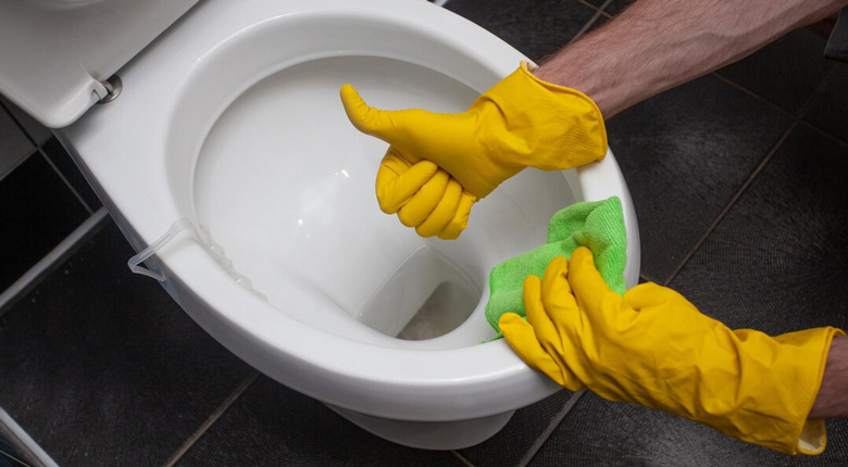 cara membersihkan kerak toilet