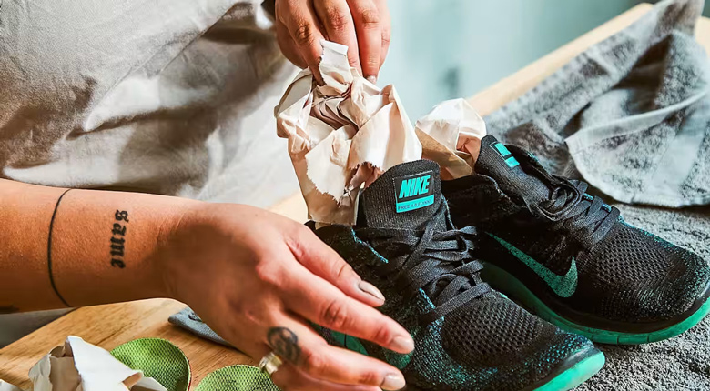 mencuci sepatu di mesin cuci