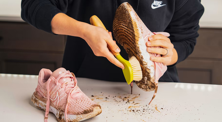 mencuci sepatu di mesin cuci