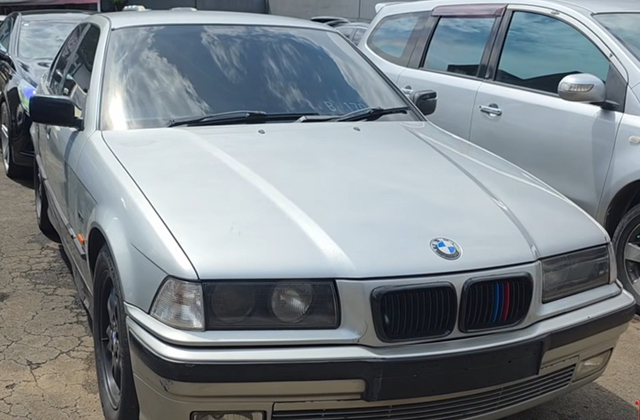 BMW 323i